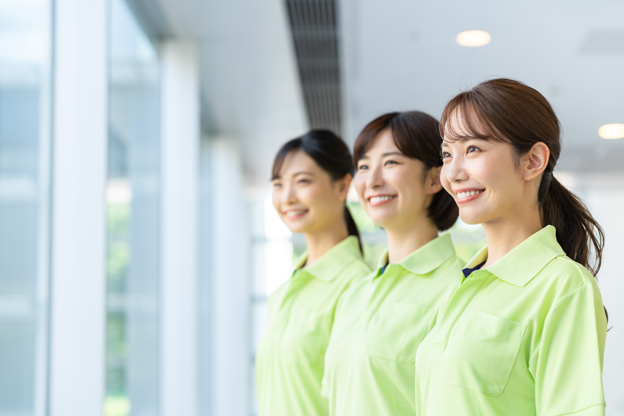 笑顔で並ぶ訪問看護ステーション LOVE西条のスタッフ