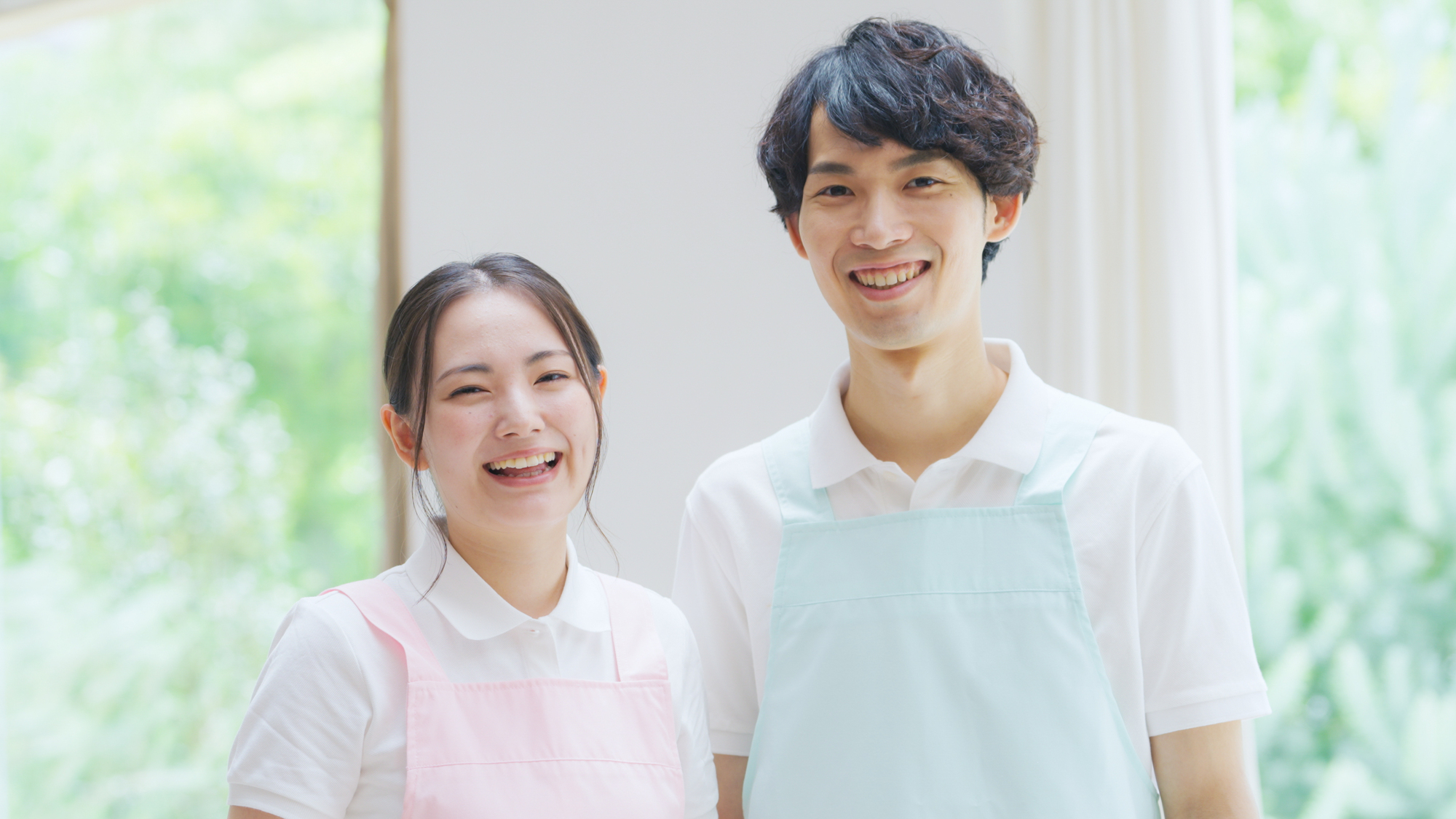 笑顔で並ぶLOVE西条のスタッフ二人
