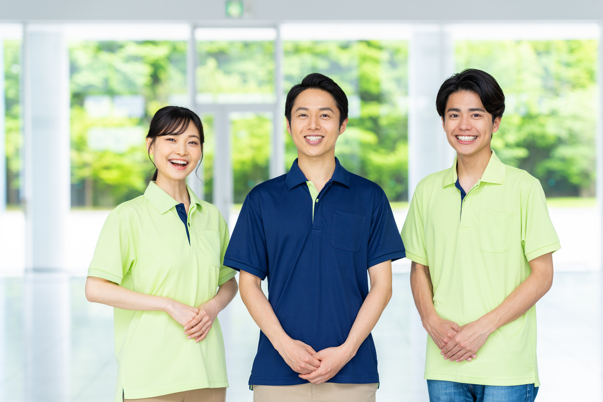 笑顔で並ぶLOVE西条のスタッフ